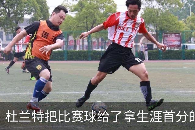 杜兰特把比赛球给了拿生涯首分的桑顿：这只是个举手之劳
